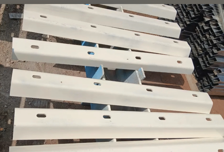 Mesh clamp for stone crusher units